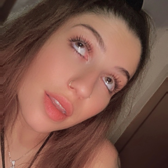 Meet your Posher, Kelly May๐ - Picture 3 of 16